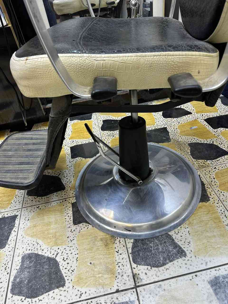 سلام عليكم 
كرسي حلاقه للبيع السعر 130 ومجال بصيط 
عنواني اريدو شارع مستشفى القلب 
***********
