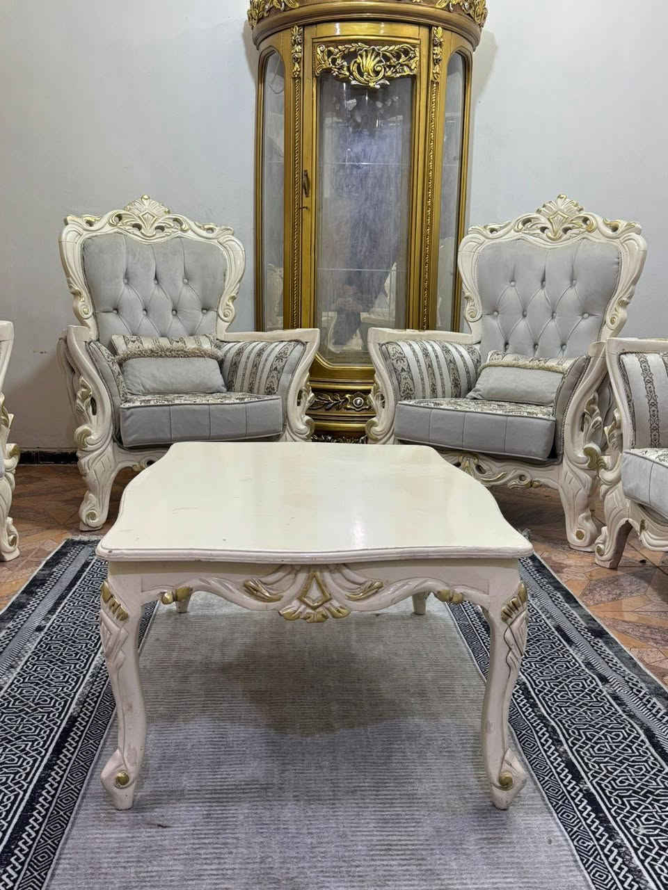 تخم زان تركي الاصلي ١٠ مقعد مع ميز وسط اخو الجديد نضافه فول ***********
