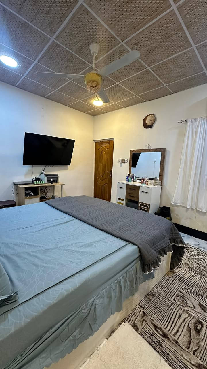 سلام عليكم بيت للبيع حي البساتين حي الصدرين مقابيل شارع الصحه المساحه 100 متر خدمات كامله ماء مجاري كهرباء مقرنص البيت نضيف كلش مثل مموضح بالصور والسعر مناسب  للاستفسار راسلني خاص وتدلل او تتصل ع رقم ***********
