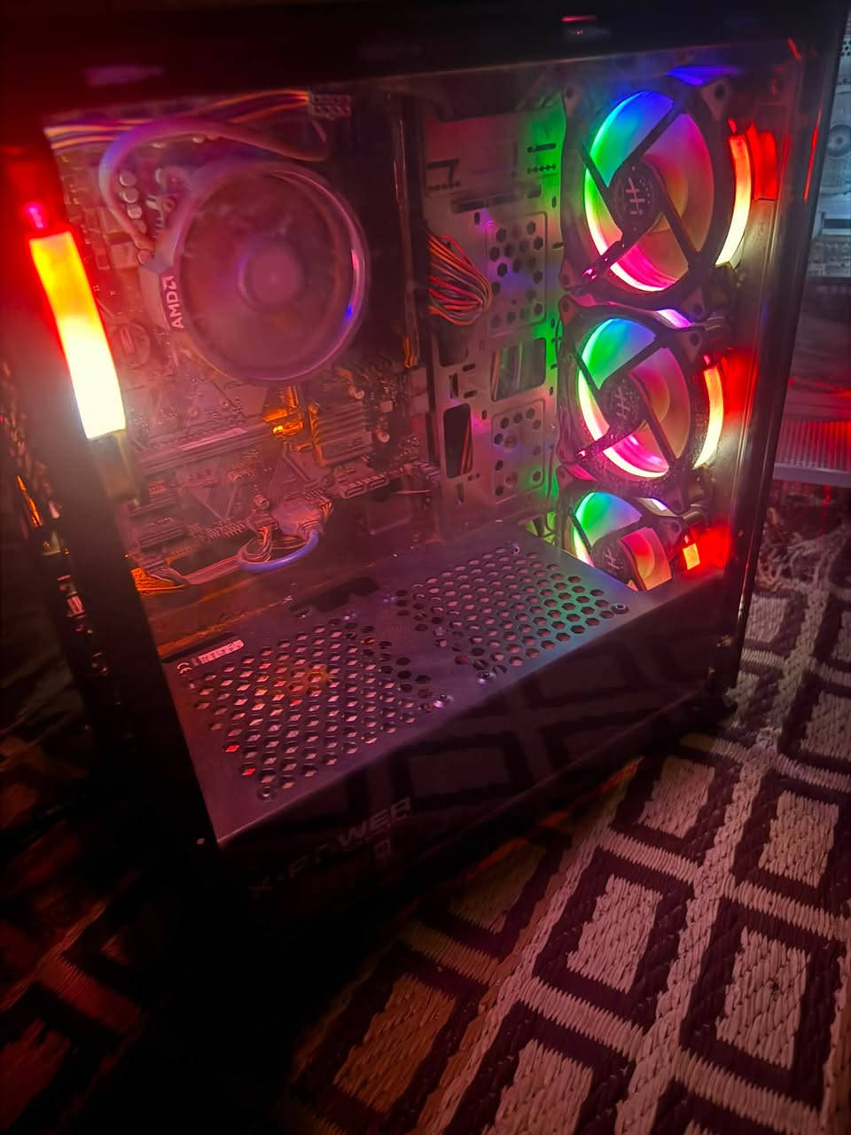 CPU: AMD Ryzen 3 PRO 4350G
* GPU: Radeon Graphics (Integrated)
* Motherboard: B450
* RAM: 8GB DDR4
* Storage: 128GB SSD
* Power Supply: 650W 80+ Platinum
250 الف يوجد توصيل


**إذا كنت صاحب هذا الإعلان وتريد حذفه لأي سبب، رجاءا أرسل رسالة إلى الدعم الفني**