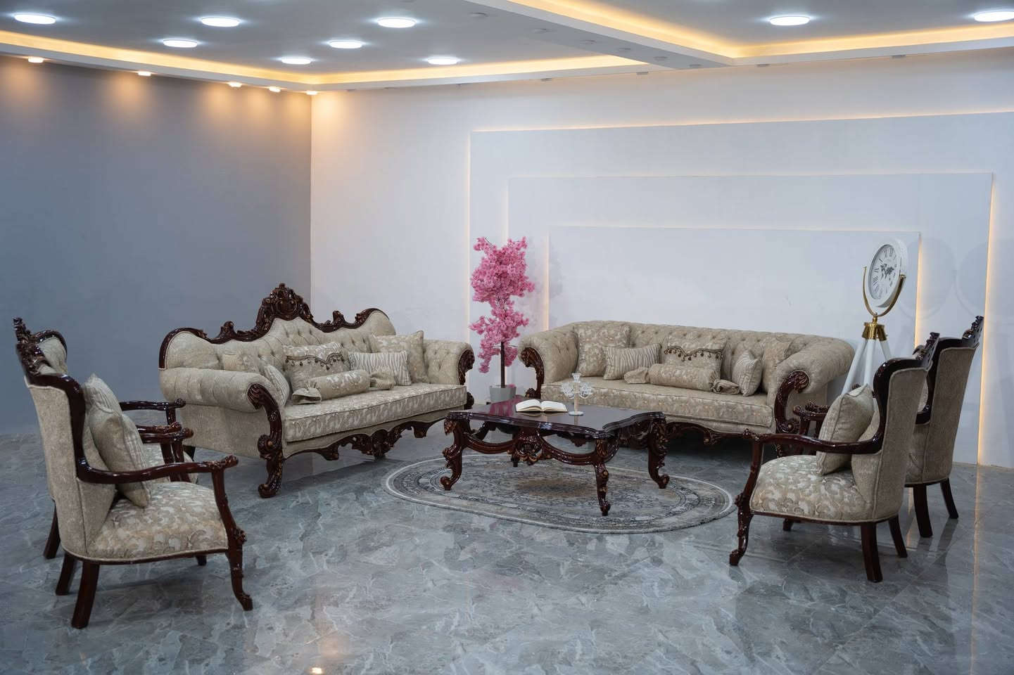 تخم ملكي ريتال مكانه بصره
السعر مليونين و ٩٥٠ الف 
تفاصيل:
خشب زان اصلي
صبغ حراري
قماش خاولي + ستن مطرز
اسفنج سوفت طبي

قياسات:
(الكرويتة بالتاج)
الطول 230cm
العرض 90cm
إرتفاع 120cm
(الكرويتة بدون تاج )
الطول 230cm
العرض 90cm
إرتفاع 85cm
عمق المقعد 62cm
(الكرسي)
الطول 74cm
العرض 70cm
إرتفاع 118cm
عمق المقعد 53cm
(الطبلة الوسطية)
100cm*67cm
إرتفاع 50cm

Code:252


**إذا كنت صاحب هذا الإعلان وتريد حذفه لأي سبب، رجاءا أرسل رسالة إلى الدعم الفني**
