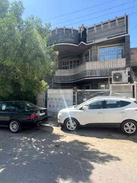 السلام عليكم بيت للبيع  طابو صرف مكان مميز السعر جداً مناسب بسعر قطعة ارض (بدون دلاليه من صاحب البيت مباشر) 

المساحه ١٥٠م واجهة ٧.٥

الموقع بغداد /الدورة /الاسكان 

٤ غرف نوم ٣ بالطابق الثاني نضام سويت كل غرفه حمام داخلي 

الطابق الارضي غرفه نوم و صاله داخليه للخدمات 

صاله ثانيه مال كعده 

استقبال و مطبخ حمام خارجي اضافي و طرمه ومخزن خلفي + مخزن سندويچ بالسطح

للاستفسار ***********

***********
