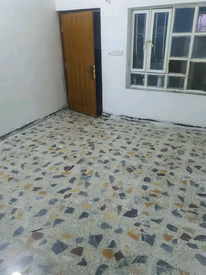 بيت نظيف ٧٥ متر للايجار طابقين ٣ غرف نوم كبار مع استقبال ٧ متر حمام عدد ٢ مع صحيات خارجيه يوجد خط سحب مولد مع خط انترنيت نظيف سيراميك العنوان الزعفرانيه شارع الكهرباء الشيشان قرب مدرسة زهور العراق فرع أفران ولاية علي للإستفسار ***********  ( ايجاره ٤٠٠ ) يوجد سخان مع ماطور ماء مع خزان ماء عدد ٢
