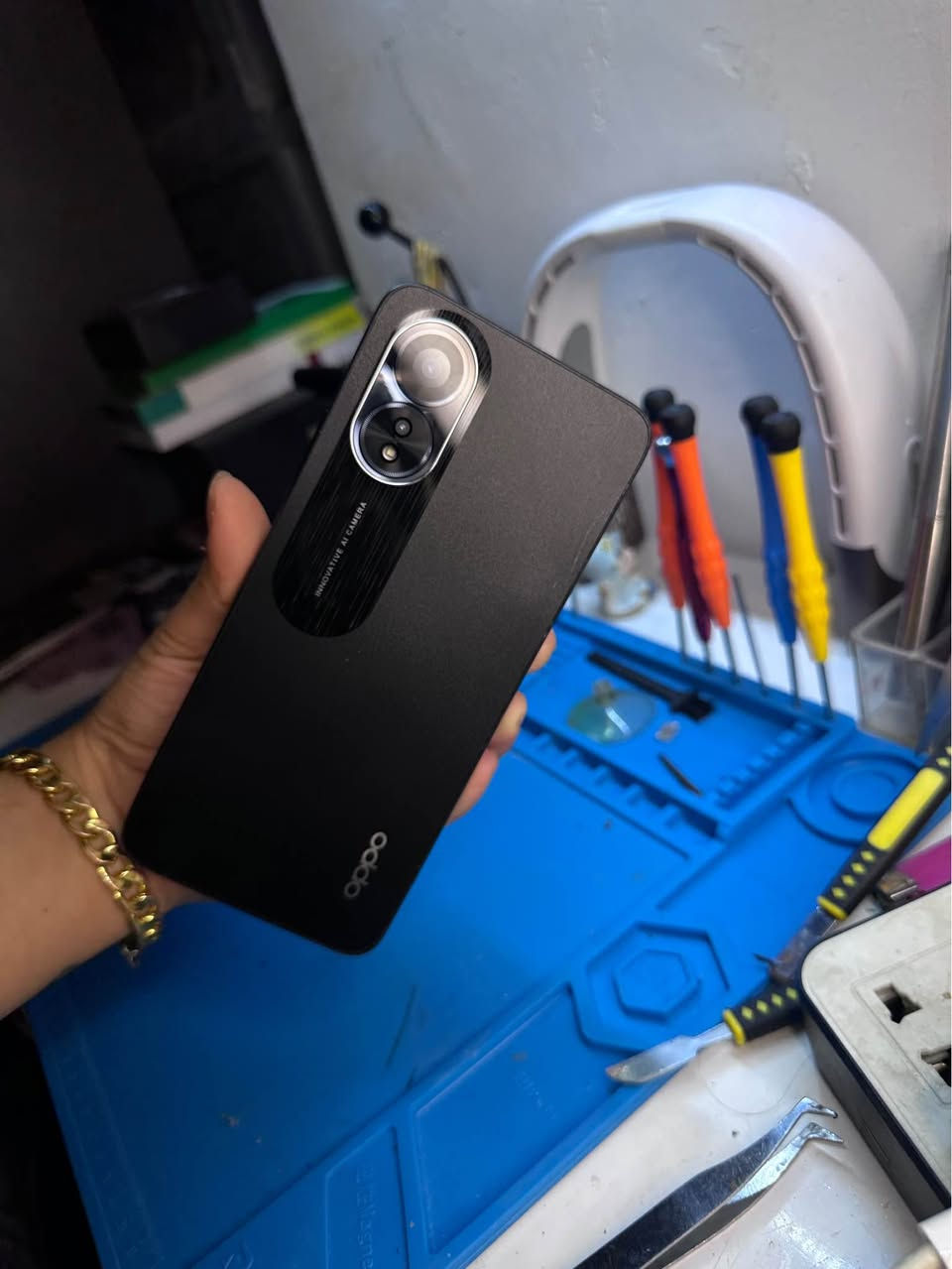 لبيع: Oppo A38 (مستعمل/شبه جديد)
المواصفات:
 الشاشة: كبيرة وسلسة (90Hz).
 الذاكرة: 128 جيجابايت (يشيل شريحتين ورام خارجي سوية).
 البطارية: ضخمة 5000 مللي أمبير وتطول يوم كامل.
 الشحن: سريع جداً 33 واط (يشحن نص البطارية بنص ساعة).
 الكاميرا: الأساسية 50 ميجابكسل صورها واضحة.
ملحوظة: الجهاز نظيف جداً، شخط مابي مثل ماموضح بالصور  ماله أي عيب، ومعالج ماله ممتاز للتصفح واليوتيوب والشغل اليومي. مكاني بغداد بغداد, العراق


**إذا كنت صاحب هذا الإعلان وتريد حذفه لأي سبب، رجاءا أرسل رسالة إلى الدعم الفني**