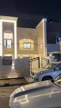 بيت للايجار في حي الجامعة على شارع الربيع مباشره بشارع ستائر الشمس 300...