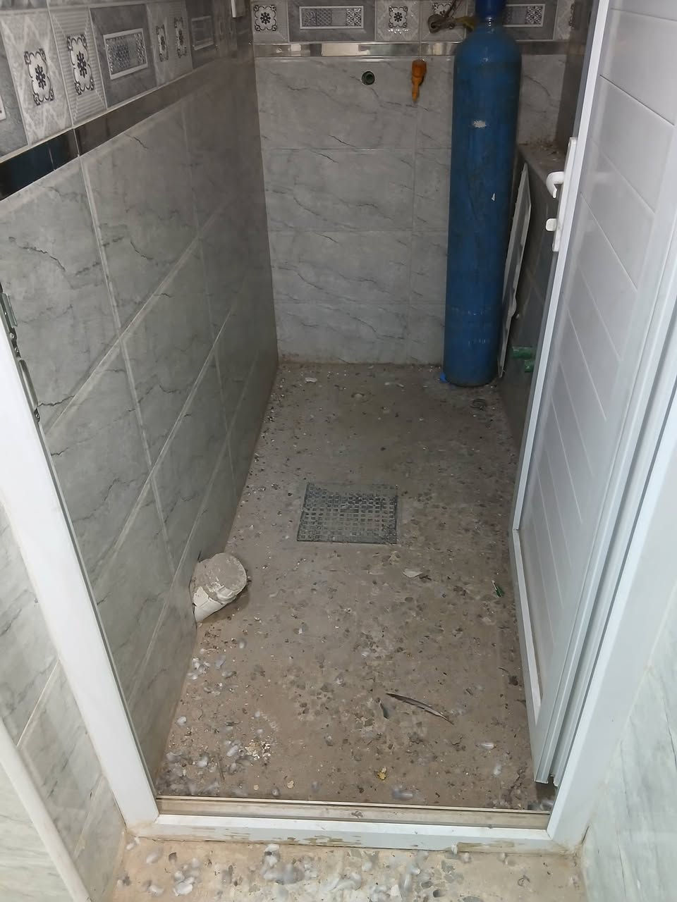 دار للبيع مساحه 200 متر منطقة العصائب الأولى ثاني فرع عن لشارع العام للاستفسار ***********           ابو محمد
