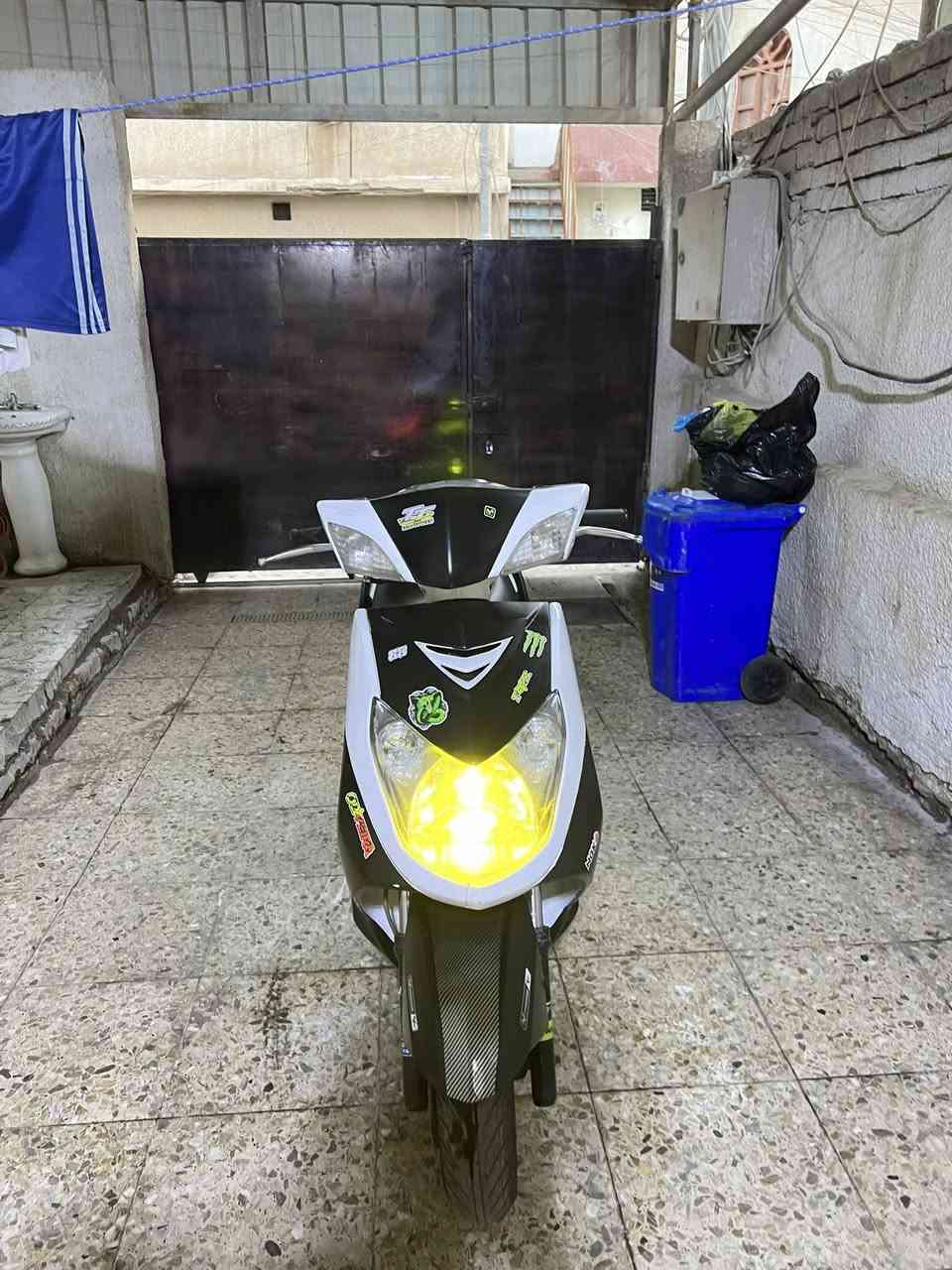 السلام عليكم للبيع دراجة سكنس
‏ ‏الدراجة حلوة ونظيفة وكلها بلادية ‏الظفير بلادية ‏والحمد لله أين نقص ما بيها ما عدا العداد فقط ما يشتغل اما الباقي كله شغال كفرات البلا كلها ختم واحد يعني تجي تشوفه بعينك وت تقتنع   المكان حي الجهاد الرقم  ***********   اخوتي رحمة على والديكم مو شر لا يتصل  ￼ السعر  ٦٥٠￼ وبها مجال ￼￼
