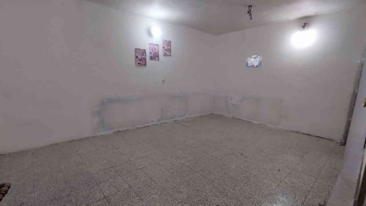 طابق ثاني معزول درج خارجي للإيجار في حي البنوك قرب مدرسة الفاروق يحتوي على صالة ومطبخ وغرفة نوم (يفضل عائلة صغيرة) للاستفسار ***********
