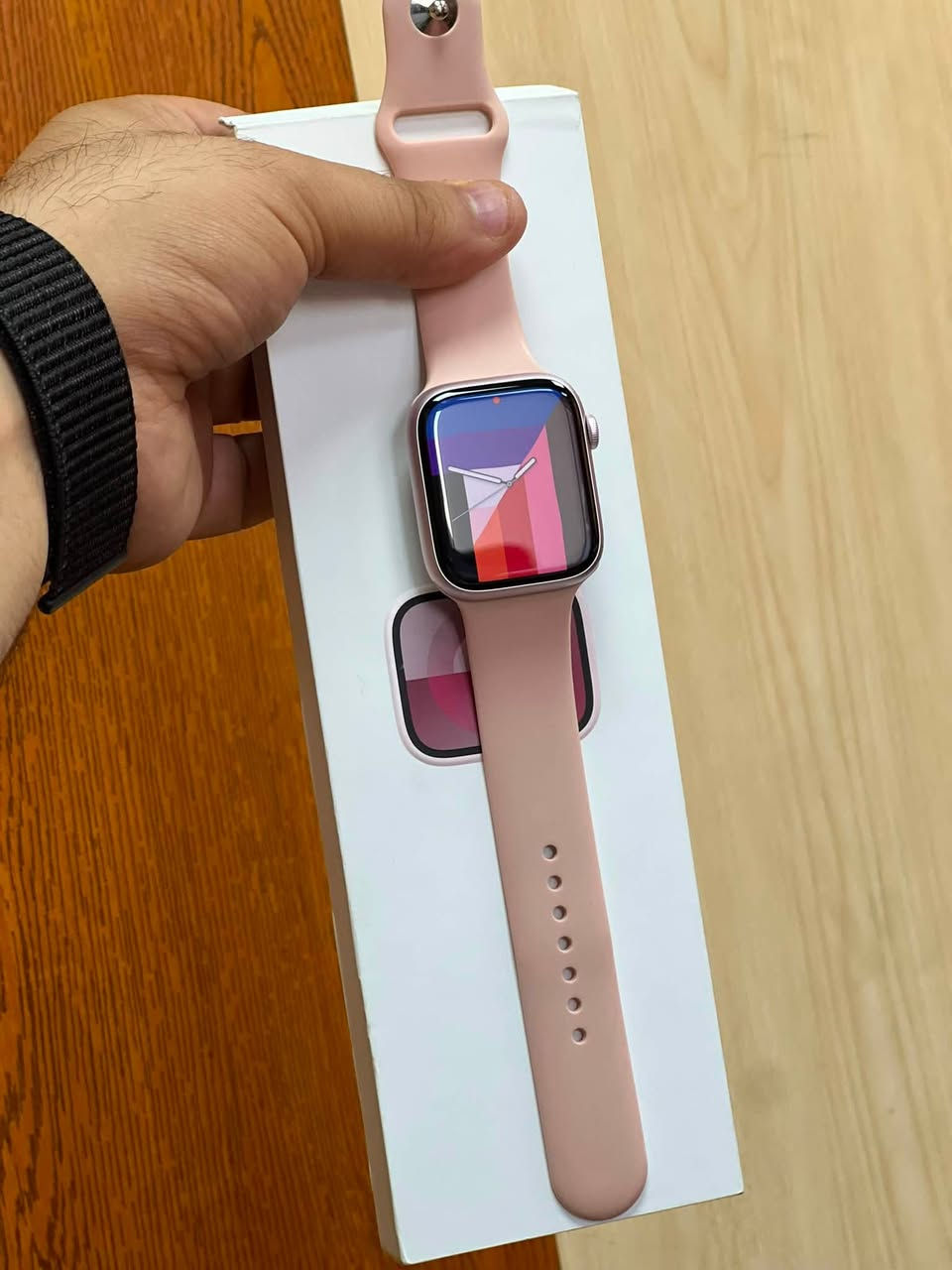 ‏Apple Watch series 9 Silver⌚️45mm
السلام عليكم 
ابل واتش جيل 9 اصدار نايك 
حجم الساعة 45 mm
بطارية الساعة 100%
نظافة الساعة 100% والله حتى اظلمها اذا اكول بيها شخطة الساعة سيرها الاصلي ما ملبوس وشحانتها الاصلية ما مفتوحة ويمك الحساب بعد الساعة موضحة بالصور مصور كلشي بالتفصيل ودقيق علمود توضح الك بشكل كامل 

سعر خاص او اتصال

موصل حي السكر

*********** اتصال + واتساب
