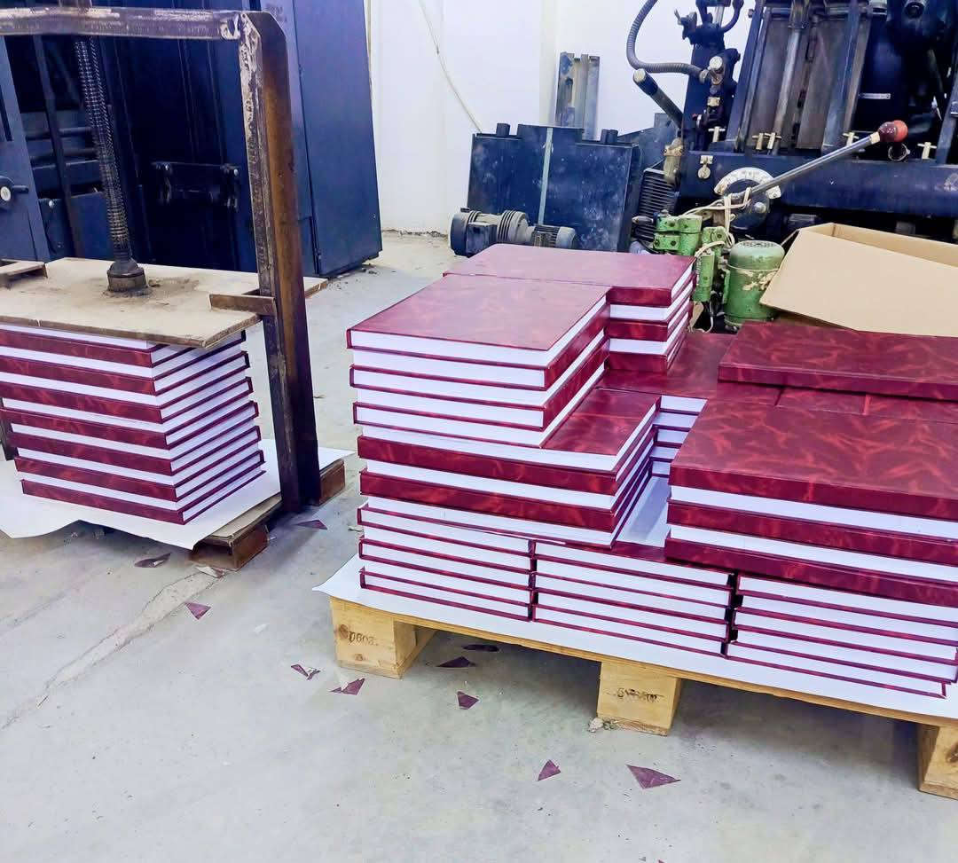 كادر مختص التجليد السجلات وتجهيز اغلفه المطابع 

***********
