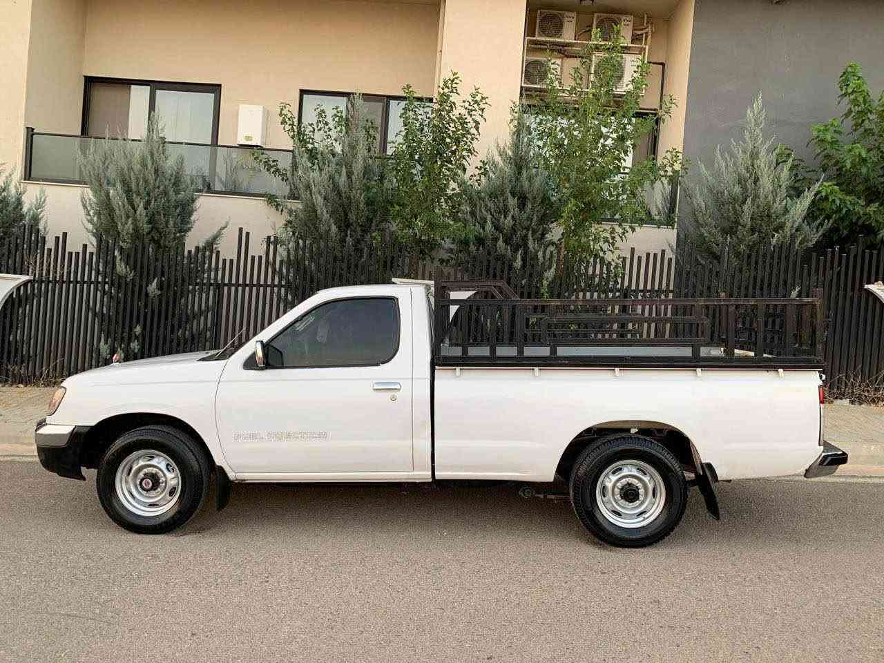 نیسان بیکاب
مۆدیل ٢٠٠٢ 
***********
تەبردید
باوەر نیە
دەعمی نیە ٣بۆ ٤ بەلەی بۆیاخ 
تایەی تازە
بئ تەقەو رەقە
گیرومەکینە و ئەکسلی بەشەرت
سەیارەکە مالی کەسابەتە زۆر بئ مەسرەفە
سەنەوی بەسەر جوە
تەحویل وبراوە خرامە بەشەرت
(٧٩)گەلاو کەمیک مەعامەلە موشتەریت تیل بکە جوابی جات وکۆمینیت نادەمەوە لەگەل ریزدا
*********** السليمانية, العراق
