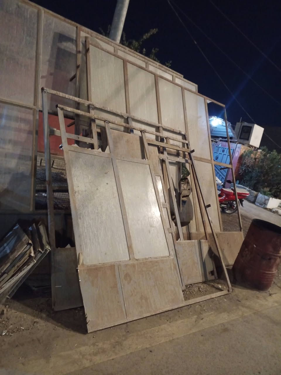 السلام عليكم 
يوجود جامخانه مستعمله للبيع نضيفه العراض 4 مترات 
والطول 3 مترات 
العنوان حوالي العنوان قريباً عل معلب 
للاستفسار الاتصال ع رقم الهاتف *********** 
قاسم الحداد
