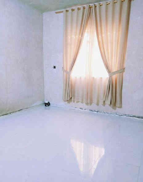 بيت مساحه ٢٠٠م واجهة ١٠ ونزال ٢٠بناء ٢٣ طابو زراعي سند ٢٥ وبي وصل معاملة تحويل جنس عقار 
محولة انترنت  المشروع الوطني مقابل الباب بالضبط وعن قريب محولة تنشد بالركن 
 البيت في ابي غرق شارع الامام حي السلام قطع هيثم الجبوري ثالث فرع ثاني بيت بعد الركن 
محتويات البيت غرفتين نوم الاثنين نفس القياس 4*4ونص وصالة مساحتها 5*8 واستقبال 5*6 ومطبخ 4ونص*4ونص  البيت مثل ما مبين بالصور بي نواقص   والدرج الواحهه موجودة والازارة 10سم أيضا موجودة  
نواقصه
بوب وأرضية كراج وواجهه والسطح فقط مزفت ينباع بنواقصه ياااريت فقط الشراي يتفضل يراسل أما الدلالين والي يجي ويسوالف بالمواقص بيجي افضل 
السعر 85 وبي مجال بسيط 
80 ما ابيع اخوان بلا احراجات بارك الله بيكم
رقمي *********** الهندية
