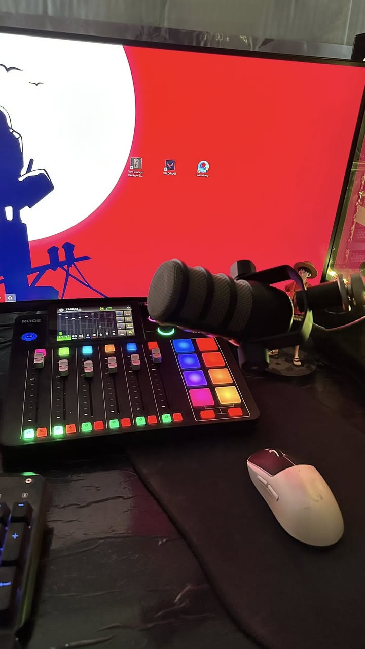 للبيع: سيت أب صوت احترافي  من شركة RØDE 🎙️
• المكسر: RØDECaster Pro II (الوحش مال الصوت، يعطيك تحكم كامل، مكسينج، ومؤثرات خرافية).
• المايك: RØDE PodMic (صوت دافئ ونقي وعزله للضوضاء كلش قوي).
• الستاند: ذراع (Arm) مايك احترافي من RØDE (حركة سلسة وثبات عالي ع الميز).
تواصل واتساب ***********
