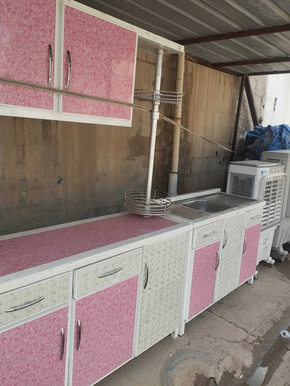 كاونتر ثلاث قطع مترين نضيف اي عيب مابيه السعر 230 وبيه مجال الشراي يخابر ***********
