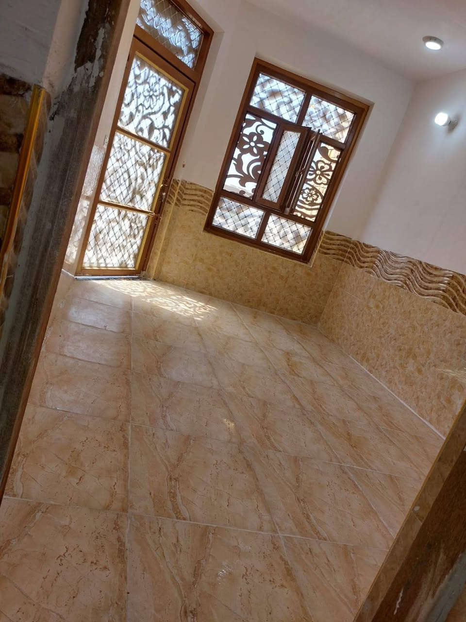 ييت طابق ثاني للايجار يحتوي على غرفتين نوم 
صاله 
مطبخ 
صحيات بيتونة وتانكي ماي ١٠٠٠ لتر وسخان ١٨٠ لتر 
عنوان ام الخيل الثانية قرب الجواهري 
للاستفسار ***********
