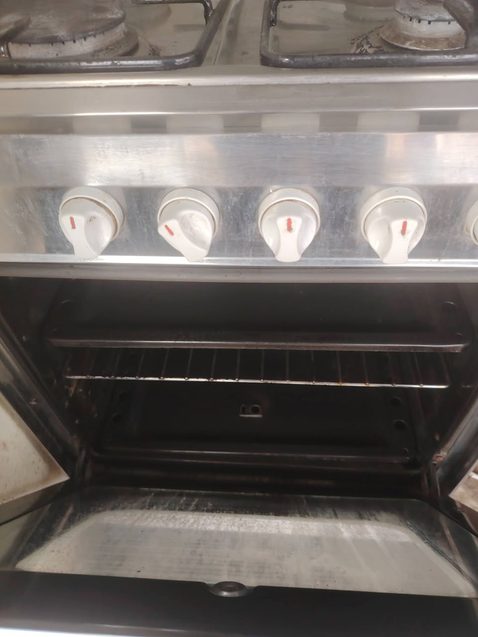 السلام عليكم سنك وملحق تسكام كولش نضيف متر ونص طباخ اربع عيوني شغال مابي نقص المكان بابل مركز المدينه ***********
