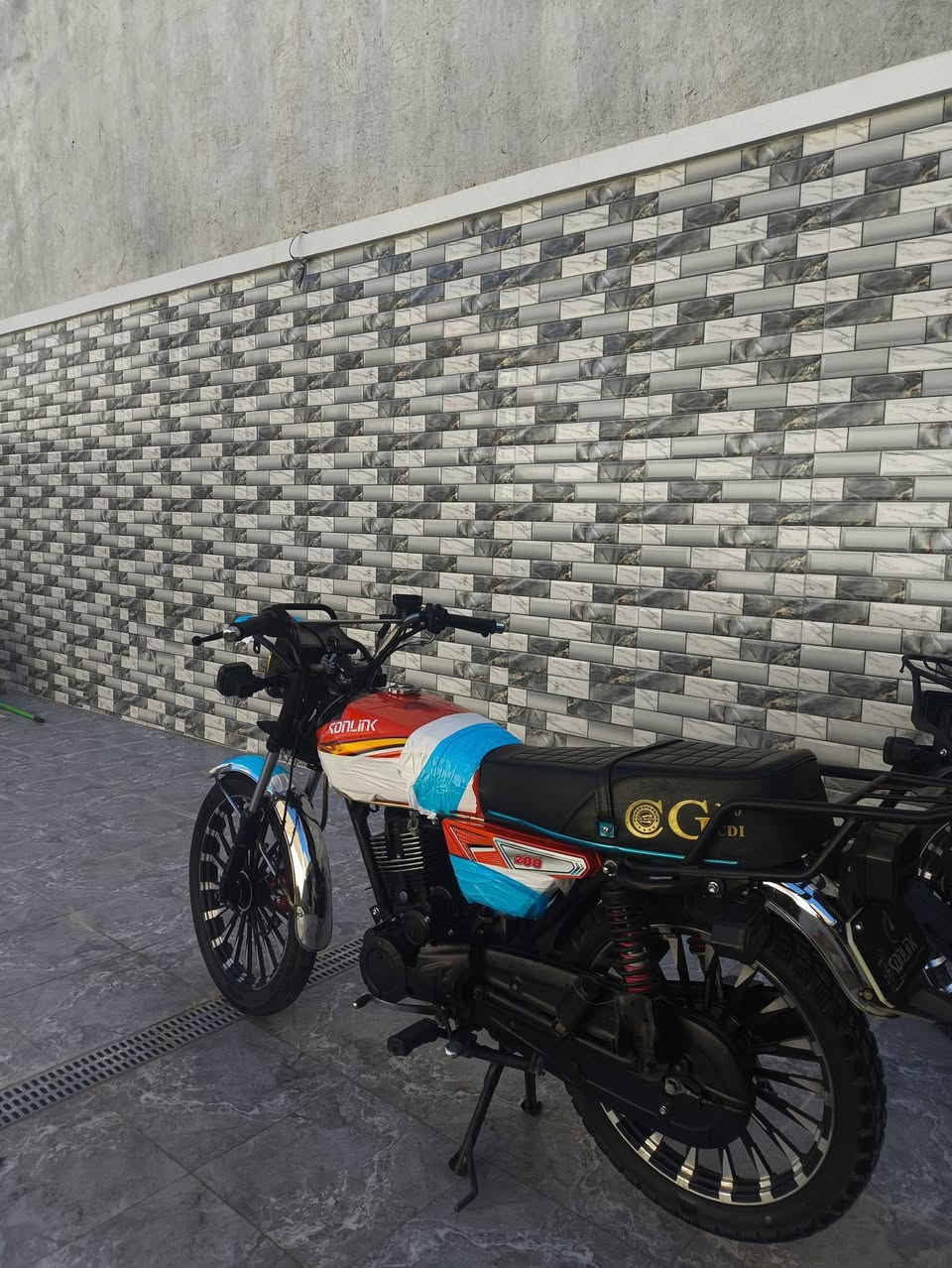 السلام عليكم اخوان دراجه ايراني نوع سونلك موديل 25
محرك 200اوراقه بس منفيس بيه ضربه صغيره بل تانكي  ذاكره بل منشور وباتريه تعبان لان جانت متروكه اسبوع 
السعر 850وبيه مجال حك الجيه مجال بسيط دراجه نضيفه مو تعبانه 
***********
