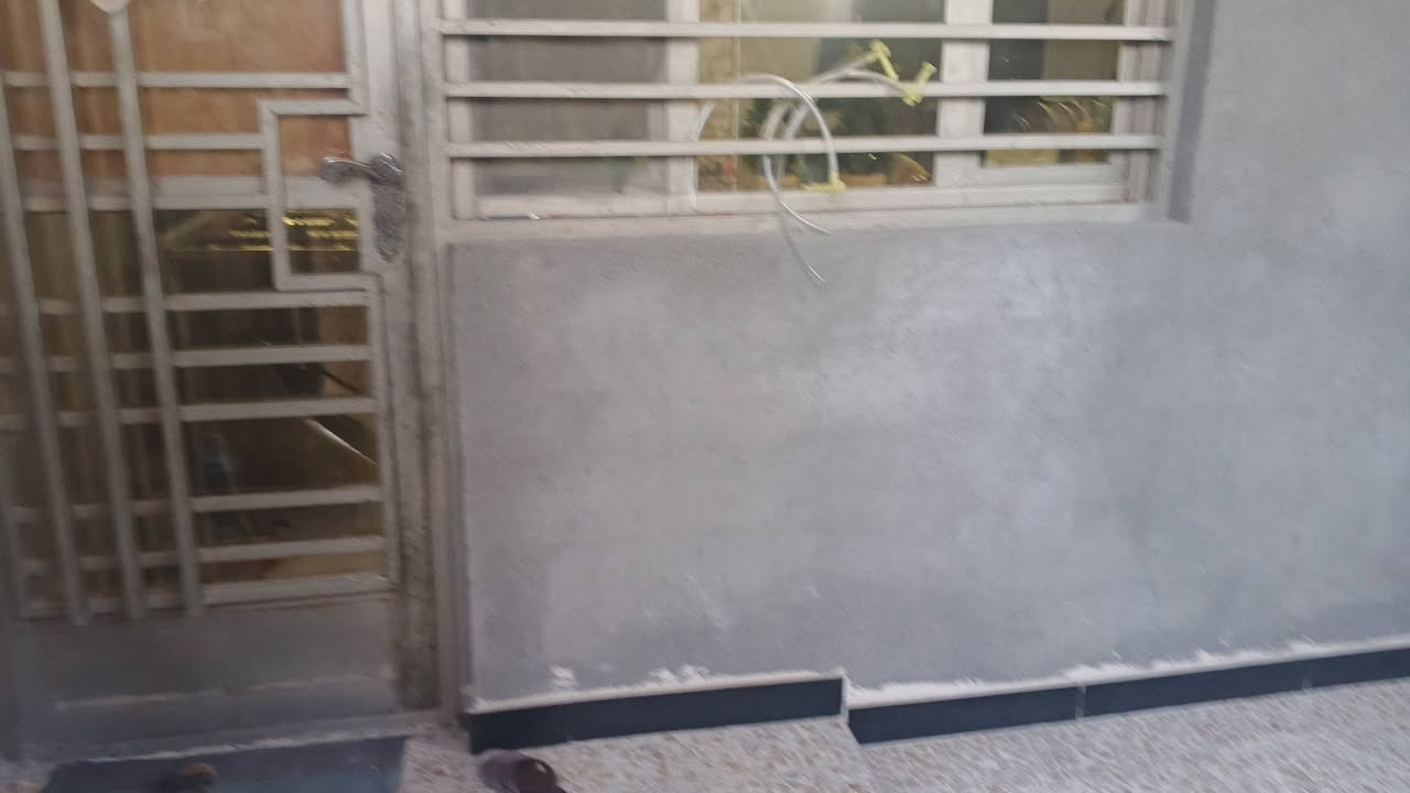 السلام عليكم البيت للبيع بمجمع السلطان الأول شارع المداراس مساحه ١٠٠ ركن ١٠في ١٠ يحتوي على غرفه وحمام وصاله ومطبخ وحولي ودرج خارجي للطابق الثاني للأستفسار الاتصال 
***********
السعر 145 وبي مجال البيت ركن على شارعين
