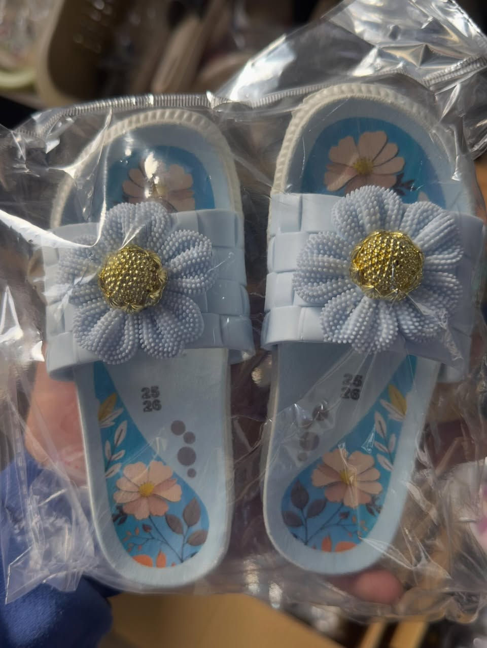 تشكيلة شحاطات نسائية و بناتيه و اطفال من قياس ٢٥ إلى قياس ٤٠
العنوان :موصل حي الصديق شارع البان 
شلاوي
يتوفر توصيل داخل الموصل و جميع المحافظات
للاستفسار مراسلة الصفحة أو الاتصال على الرقم ***********
