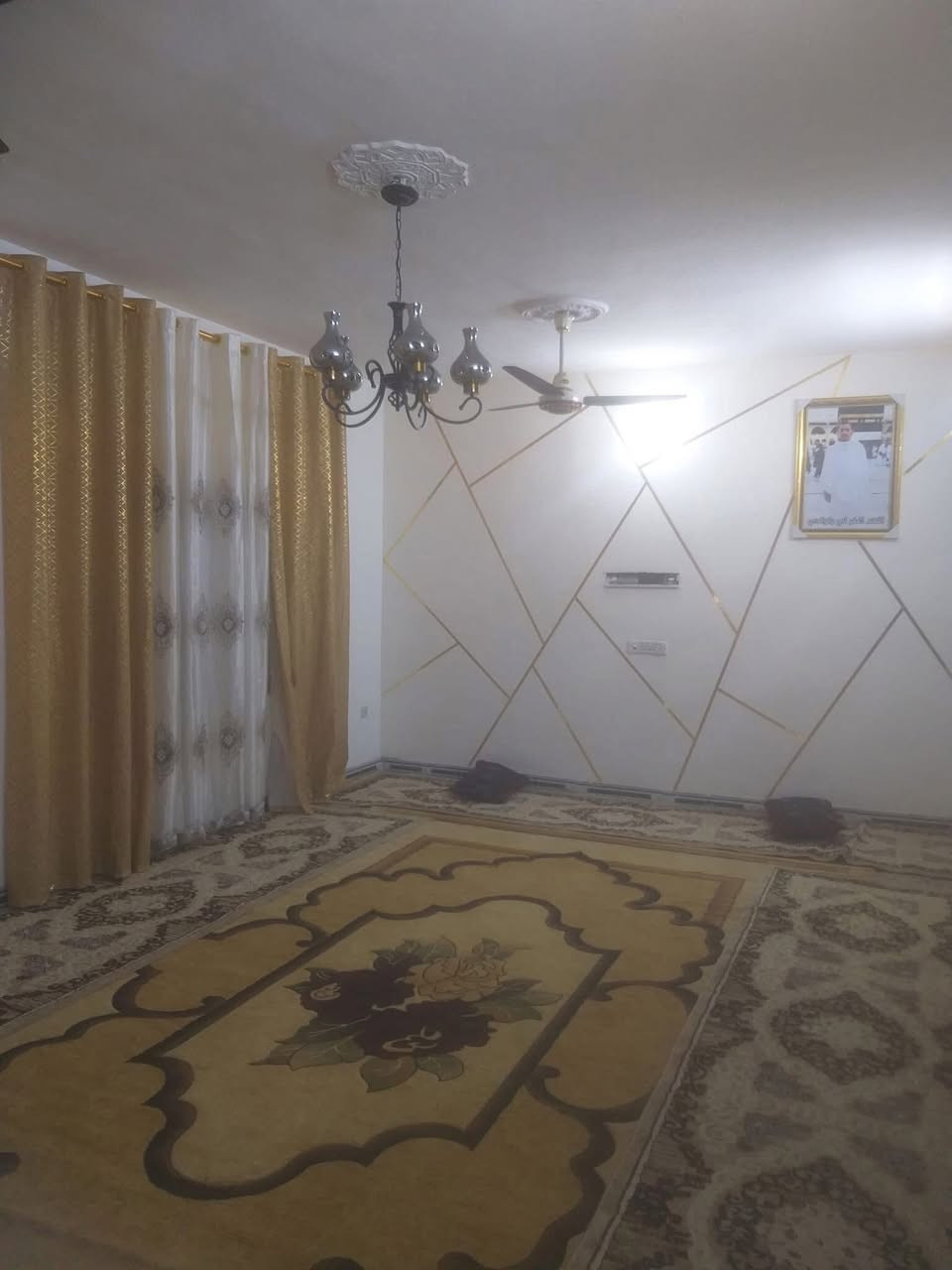 السلام عليكم دار للبيع مساحته ١٣٧ واجهه٥ونص  ونزال ٢٥م الكماليه شارع الاصفر  طابقين مسلح  عالي عن الشارع يحتوي على حديقه واستقبال وغرفةنوم ومطبخ وخدمات والثاني غرفتين نوم وخدمات طابو صرف ويمكن بيعه مراوس ١٧٠ وبي مجال المراجعه مع مكتب دلالية ابو فراس العتابي *********** وابو محمد الشمري ٧٧٠٦١١٩٨٠١ 🌹🌹🌹
