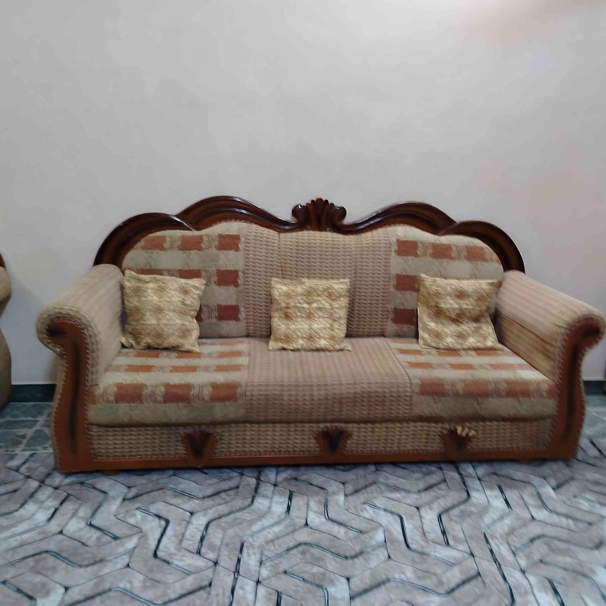 تخم عدد10قطع  مع ثريات ثنين وبراكيتات عدد ثنين
الخاص مفتوح او الاتصال على الرقم ***********
