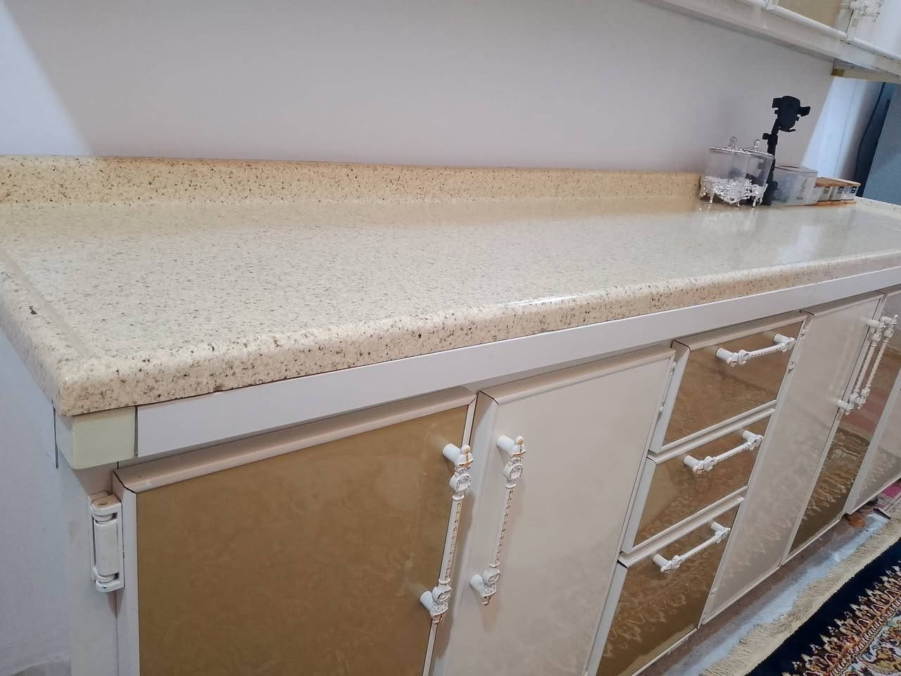 السلام عليكم كاونتر تفصال للبيع  نضيف الشراي خاص السعر 600 العنوان الشعب نهايت الفورتات قرب الجامع المحترك
***********
