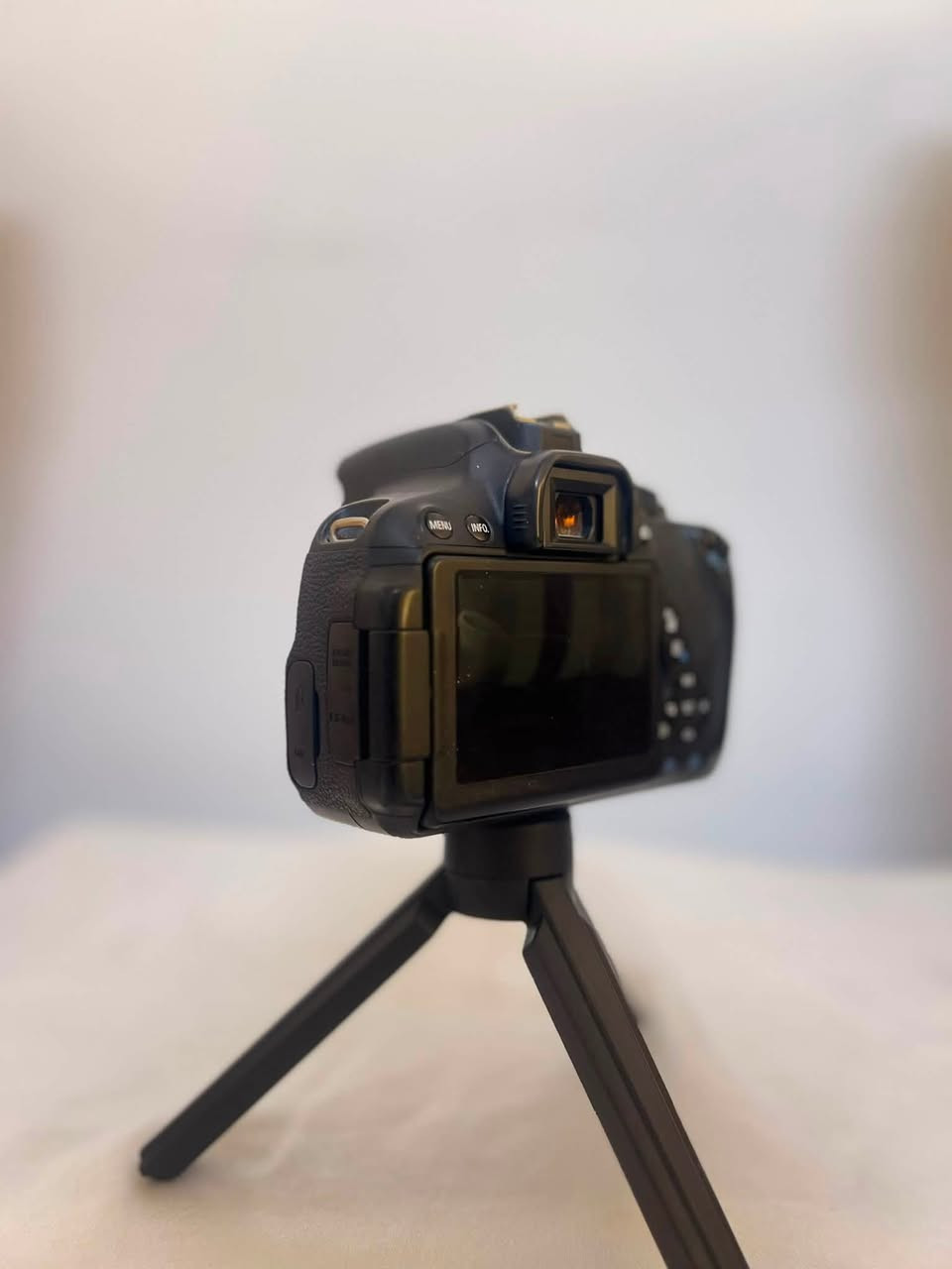 كانون 700d
نضافه فول 100%
شاشه قلاب لمس 

ملحقات 
زوم رياضي 75/300EF
شاحنه 
بطاريه عدد2
سعر 350 وبيها مجال قليل 
يتوصيل مجاني 

للاستفسار خاص واتس واتصال ***********
