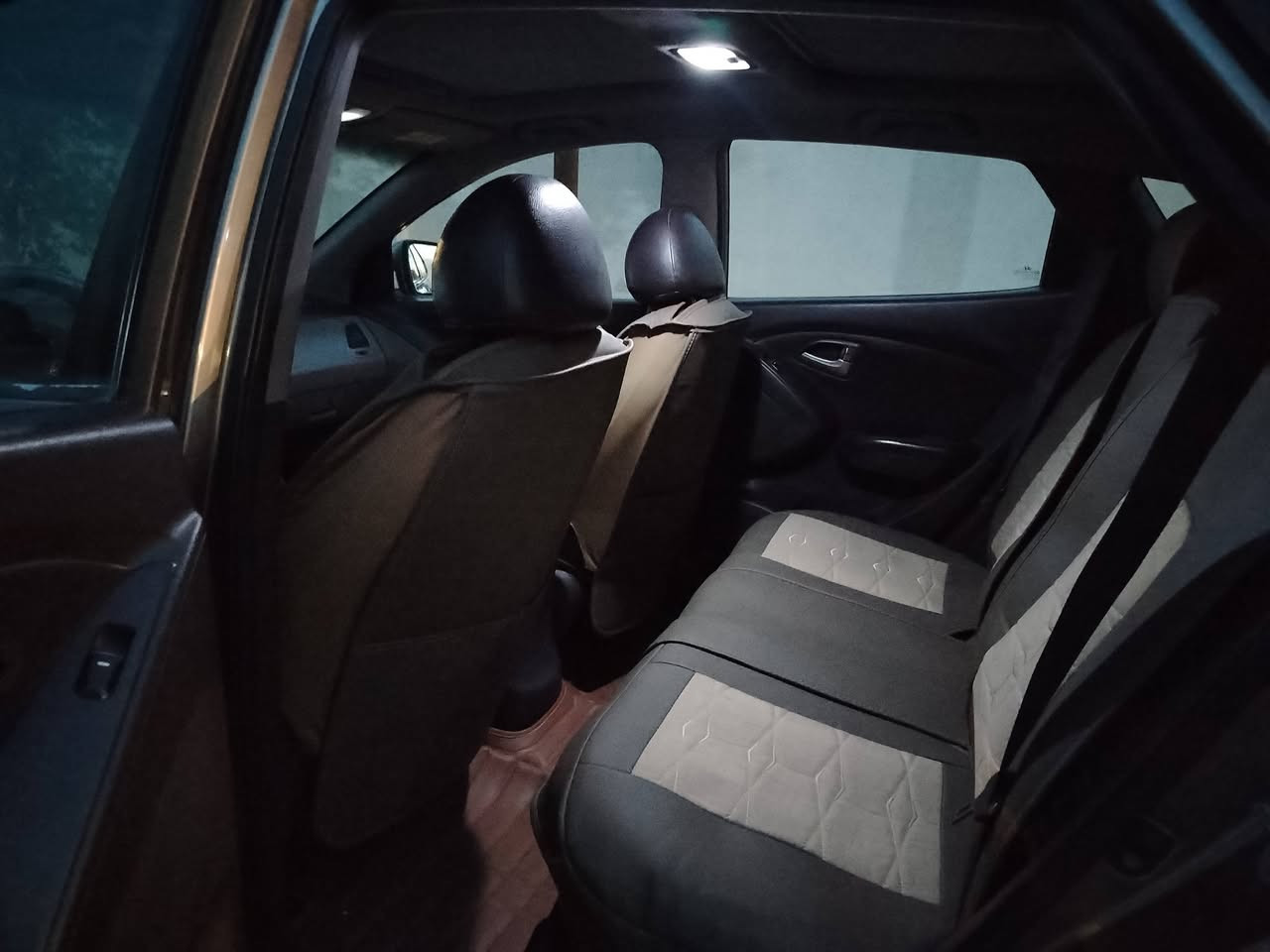 سلام عليكم توسان موديل ٢٠١٠ رقم بغداد تحويل مباشر السعر ١٢٧ وبي مجال *********** فول
