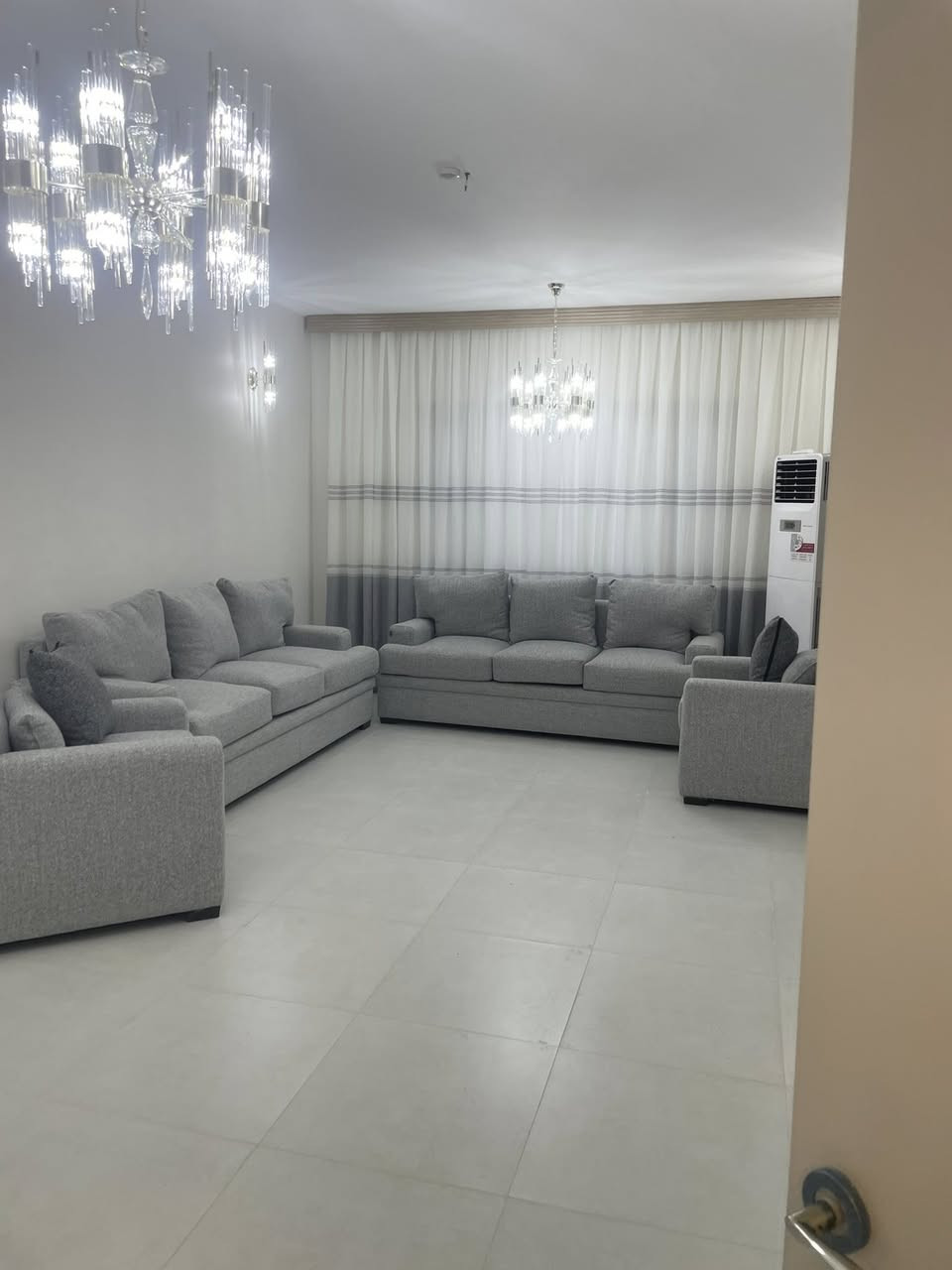 شقه للايجار مجمع دار السلام مؤثثه جديد من المالك حصراًللاستفسار ***********
