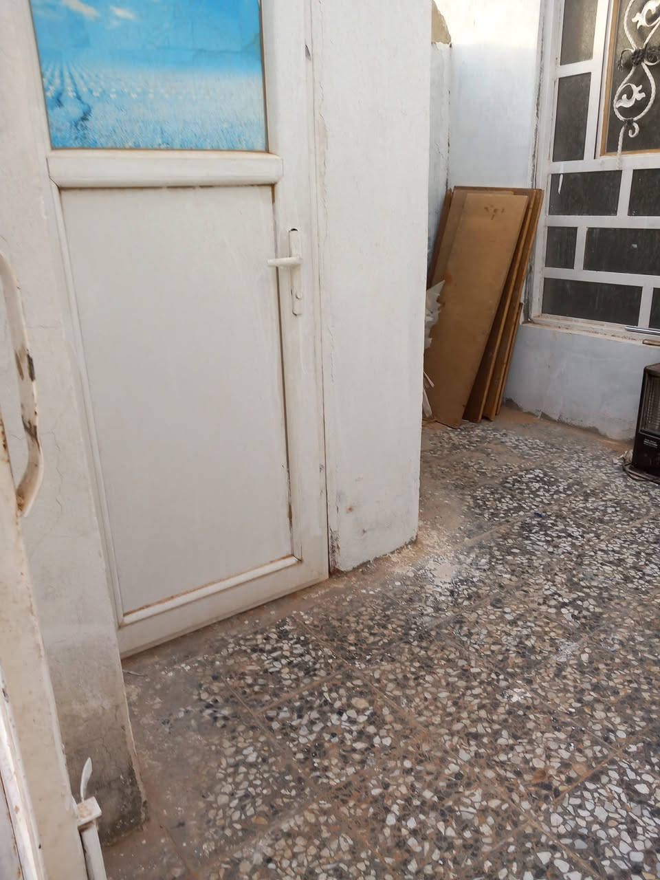 بيت للأيجار 80 متر يحتوي البيت على مطبخ كبير وصالة كبيرة وغرفة كبيرة اضافة الى صحيات داخلية وخارجيه ومنور كبير البيت عالي عن الشارع نظيف من الداخل توجد صور للبيت الموقع كوفة سهلة شارع معمل الدبس فرع مسلم ابن عقيل نهاية الشارع يحتوي البيت على سخان وتانكي وخط مولدة البيت جاهز للسكن سعر الايجار 🔓150 الف دينار للشهر الواحد كل شهر بشهرة للأستفسار واتساب *********** 

مكتب الموسوي للوسائط العقارية مستعدون لأستقبال عروضكم التجارية والزراعية والسكنية بيع وشراء رهان ايجار
