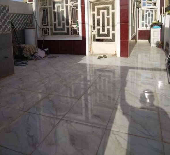 بيت بالمشتل مساحه 150 متر مربع الواجهه 6*25 على ساحه  غرفه  وديوانيه وصاله ومطبخ وصحيات داخليه و خارجيه وكراج  البيت عكاده البيت نظيف جدا يقع في الفرع الأول قبل الجامعه من جهة الشارع الرئيسي. مكلف بالنشر. رقم صاحب الدار ***********. أو راسلني خاص إذ لم تتم الاجابه بالخط.
