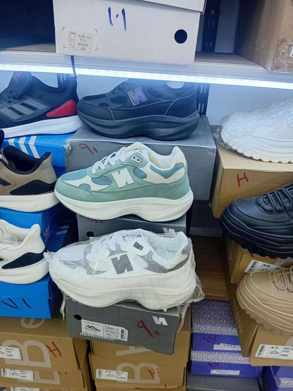 الرتاج للاحذيه الماركة
بمناسبه العيد وفرنا لكم افضل انواع الاحذيه والبوتينات الرجاليه والشبابية والولادية والنسائية الاصلية يوجد توصيل وموديلات اكثر ادخل للصفحة
 للحجز مراسله على هذا الرقم اتصال او واتساب *********** يوجد توصيل لكافة العراق
