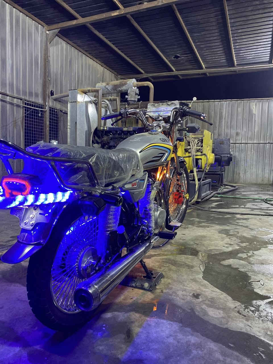 السلام عليكم يراني تايكر موديل 2025 خمس نمر محدث من نزلته هيه هيج درجه بعده زيرو دهن كله اموتل وأول تبدليه اله بعده ماشيه 500 عليه جمبزه ومرتبه سعر 875وبيه مجال رقمي ***********
