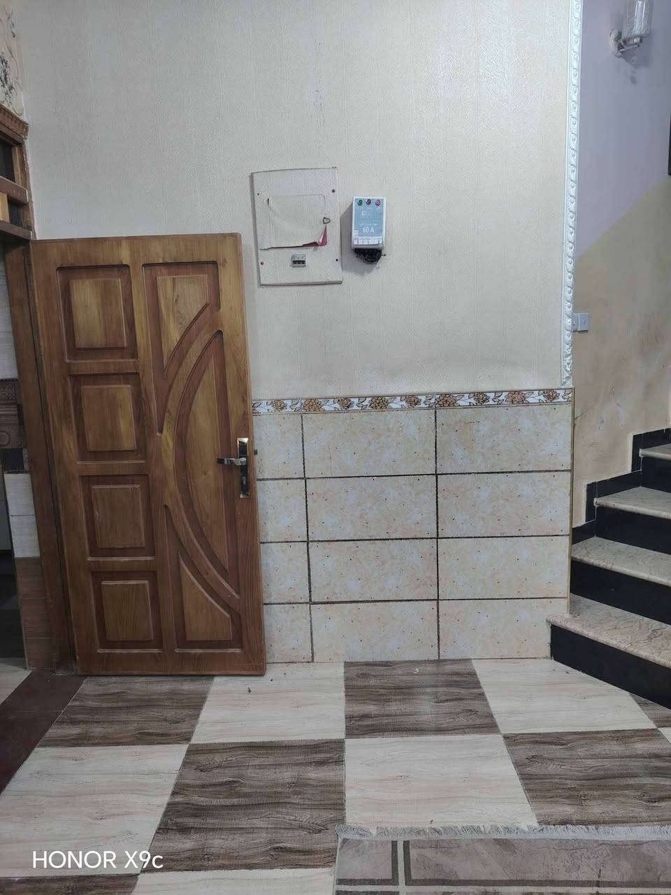 بيت قطاع 28 فرع سيد شريف مقابيل مول السنابل ثاني بيت على ايدك اليمنى المساحه 160 متر متكون من طابقين يحتوي على  اربع مجاميع صحيه الطابق الاول يحتوي على  كراج  وصاله وغرفه نوم  سويت واستقبال ومطبخ وصحيات  والطابق الثاني متكون من ثلاث غرف وصاله وصحيات ومطبخ مع  وجود درج خارجي للطابق الثاني وبالامكان ان ينعزل الطابق الأول عن الثاني بناء درجه اولى طابو صرف ما مطلوب لاي مصرف  ***********
