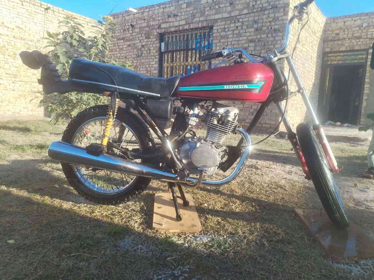 سلام عليكم دراجة لبيع نامة كلك نضيفة سعر 300و 50 وبية مجال  رقم لهاتف *********** مكن دوانية قضا لسدير
