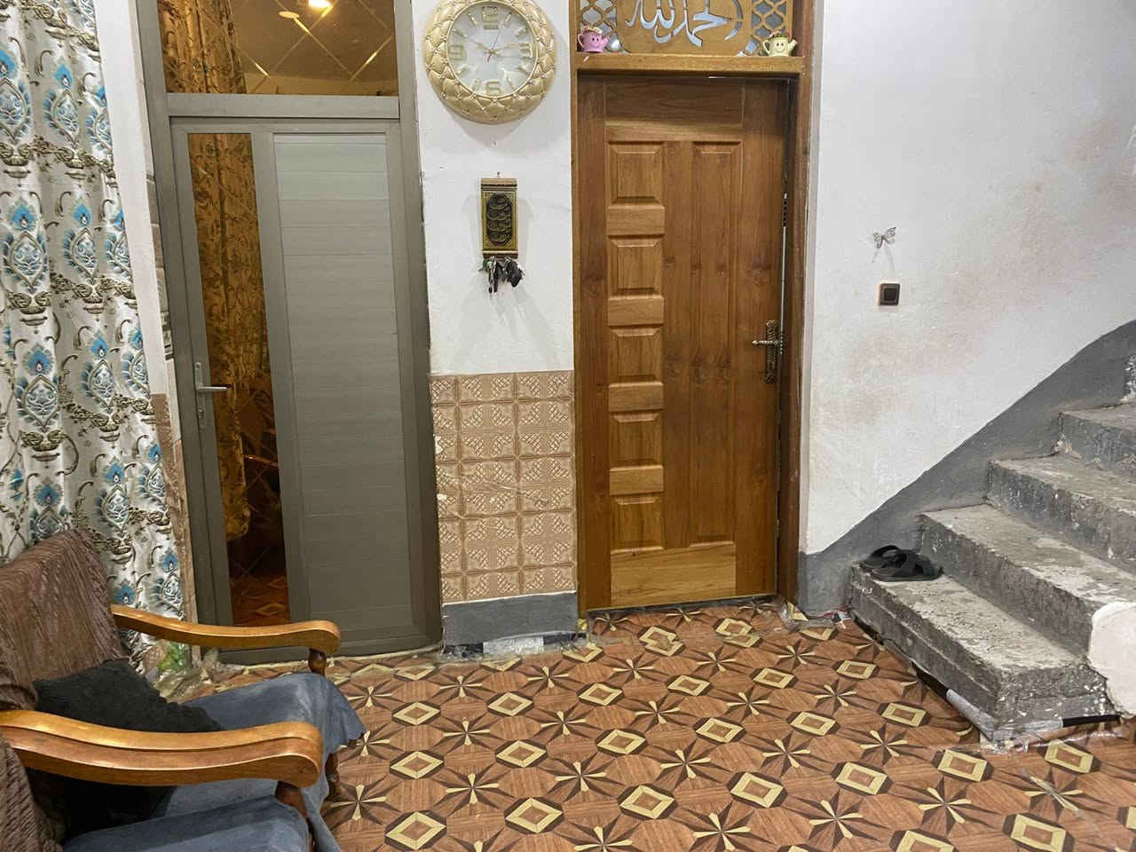 اعلان : عقار للبيع ( طابو ملك صرف  في الزعفرانيه 

🔸 موقع العقار شارع المعهد خلف مجمع الامارات 

قرب تاج المعارك محله 58 

🔸 مساحة العقار : ( 125 واجهيه 6 وربع نزال 20

🔸 جنس العقار : طابو ملك صرف جديد 

طابقين   

🏗 يحتوي على كراج  ستقبال صاله مطبخ غرفه منور صحيات 
 

🏕 طابق ثاني صاله غرفتين نوم صحيات 

صطح كبير 

موقع مميز 

للاستفسار يرجى الاتصال بلرقم ***********

او مراجعه مكتب الاماكن للعقارات
