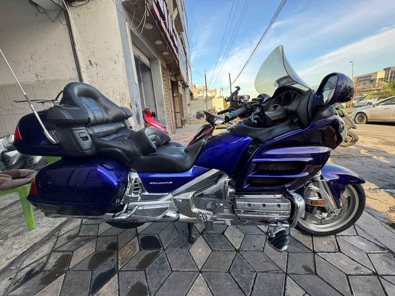 كولدن ونك حجم المحرك 1800
مديل 2002
وارد أمريكي دخول جديد بدون 
حادث مكفوله كفاله عامه 
مكينه كير بك جكات اي نقص ما بيهه ماشيه 181
عنواني بغداد شارع فلسطين ***********
