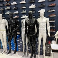 5مليكانات رجالي واستاند ملابس السعر ٣٠٠ الف الحجز وات ساب07775523234