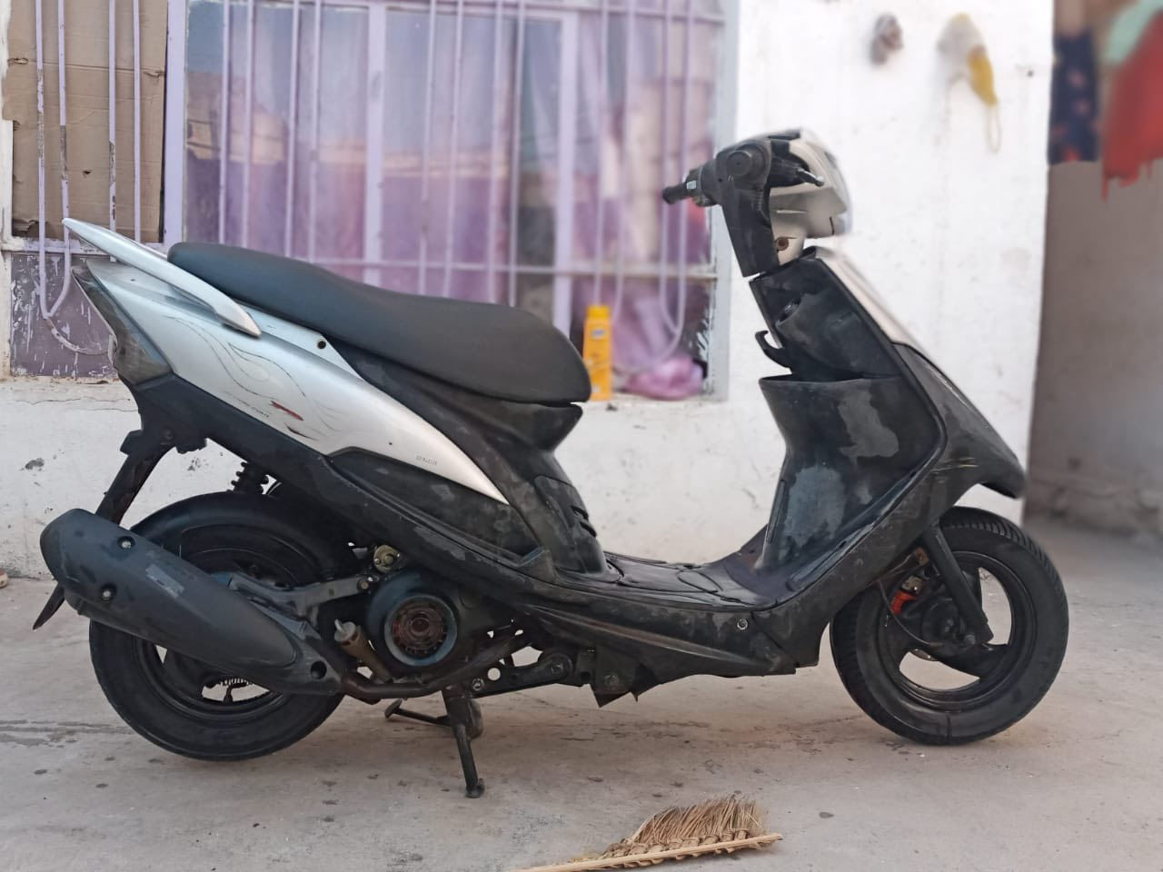 سلام عليكم
ماكس عدله لبيع دراجه جديده صار 4تشهر من طالعه من حاويه.      دراجه بوشه 49 ونكره سلف بكل وقت 
وبيه شلعه قويه دراجه حلوه 
سعره 950 وبيه مجال 
مكان سماوه رميثه حي شهداء 
رقم ***********..؟
