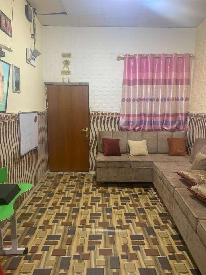 السلام عليكم

🔴بيت تجاوز ما عليه ازاله 🔴

القياس غرفه النوم الأولى ٣،٦٠ متر في ٥،٣٠ متر والثانيه ٣،٦٠ متر في ٤،٤٠ متر 
الديوانيه 4 متر في ٣،٤٠ متر 
الصاله ۳ متر في ٦،٣٠ متر 
مطبخ ٢،٥٠ متر في ٤ متر 
حمام داخلي الاول ۱،۳۰ متر في ۲،۷۰ متر 
حمام داخلي الثاني ١ متر في ١،٣٥ متر
 الحمام الخارجي 1 متر في ۱،۲۰ متر موزع علي الحمامات ١،٣٥ متر في ١،٤٥ متر 
الواجه البيت ٧،٥٠ متر 
والنزال ۲۰ متر ويوجد كراج وحديقه

المساحه اكثر من 150م 
موجود بي 
غرفتين كبار
حمام
تواليت داخلي وخارجي 
هول وديوانيه
مطبخ
حديقه خلفيه واماميه 
العنوان الجنينه التجاري حي الانتصار ورا مصرف الرافدين 
السعر مناسب خاص 
استفسار اكثر اتصل *********** بي واتساب ومكالمه رصيد
