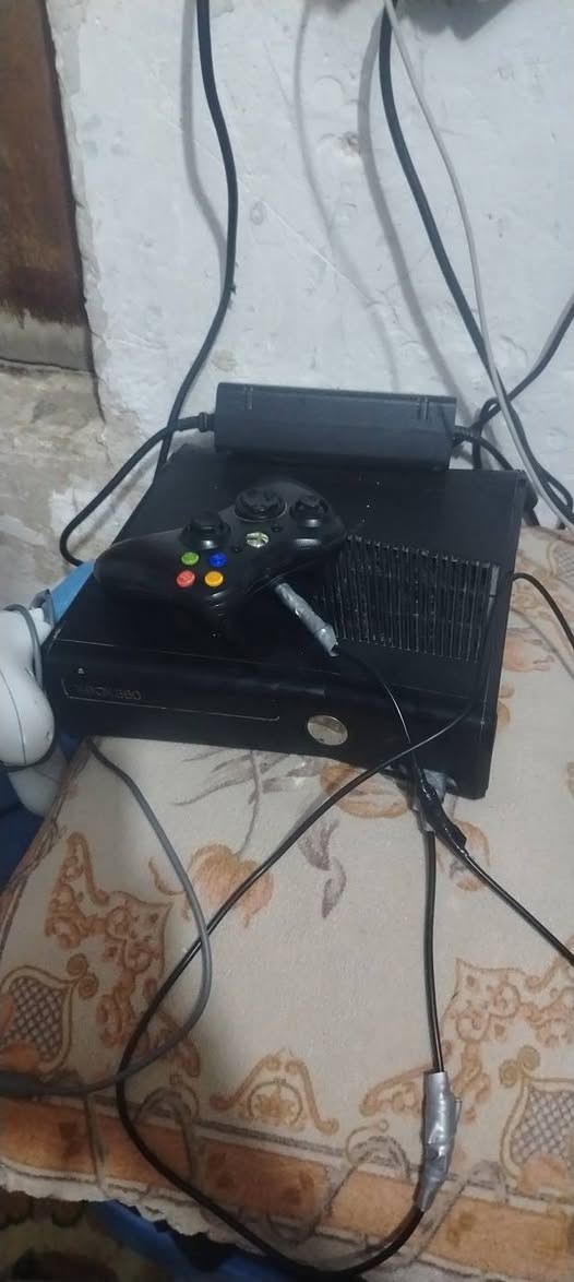 السلام عليكم ا اكس بوكس 360 للبيع في الناصريه قرب الموجه الازرق بالمركز الرقم***********سعر  100 بي مجال قليل

