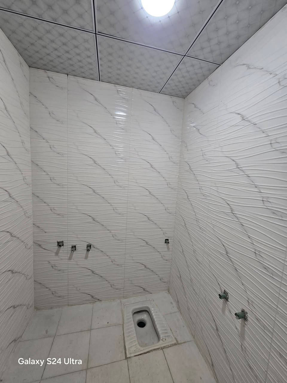 بيت لبيع بشارع المطار الجديد بشارع الشفلات المساحه ١١٠متر كونكريت مسلح البناء طابوك البيت جديد يحتوي على غرفه وصاله ومطبخ وستقبال ومكشوفه وصحيات وطارمه السعر ٣٨ وبي مجال قليل البيت مرتب للستفسار ***********مكتب بركات ام البنين قرب اسواق فدك مقابيل شارع السبيس
