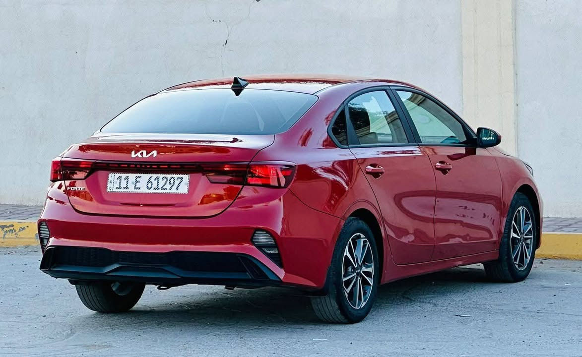 السلام عليكم كيا فورتي موديل  2023  رقم بغداد حره بسمي تحويل نفس اليوم مواصفات نص فول LX لون مشمشي مميز محرك دوش المرغوب حجم الفين حادث السيارة كما موضح سطحي بدون دواخل بدون لغد بشرط  ايرباك راجع اصلي شركه  بنيد  امبدل اصلي نفس اللون  والدعاميه اصليه نفس اللون  يعني السياره بدون قطرة صبغ مكفوله كفاله عامه من الصبغ وين ميعجبك افحص   العنوان بغداد شالجيه لمعرفة السعر  الاتصال  على الرقم 
***********
