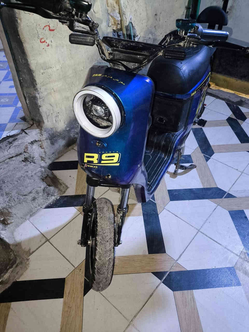 دراجه R9للبيع موديل 2024 بطاريات 32امبير الكبار السعر 475 وبيهه مجال حك الجيه مكاني البصره الكزيزه ***********
