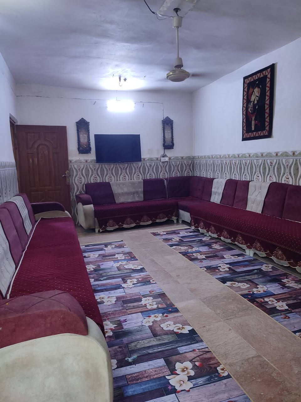 الدار للبيع طابو صرف المساحه الكليه 150 متر متكون من غرفتين واستقبال ومطبخ وصاله ومجمع حمامات { بناء طابوك وسكف عكاده فقط المطبخ وغرفه وحده بناء بلوك ولباقي طابوك}}// الموقع الحمزه الغربي حي الاصدقاء قرب مدرسة الوقف الشيعي.// سعره مناسب جداً 62 وبيه مجال بعد // الاستفسار أكثر مراجعه مكتب المصداقية او اتصال على رقم ***********
