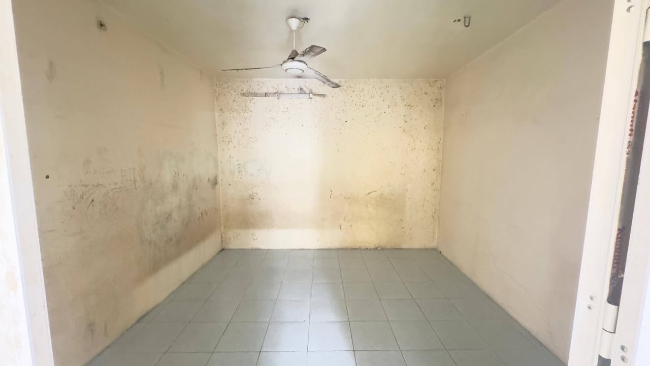 شقه للايجار شارع عمر بن عبدالعزيز خلف منتزه الاخطل مطبخ وصحيات وصاله وغرفه طابق اول من بيت شقه نقصه صبغ عليه اجارها ٤٠٠
***********
