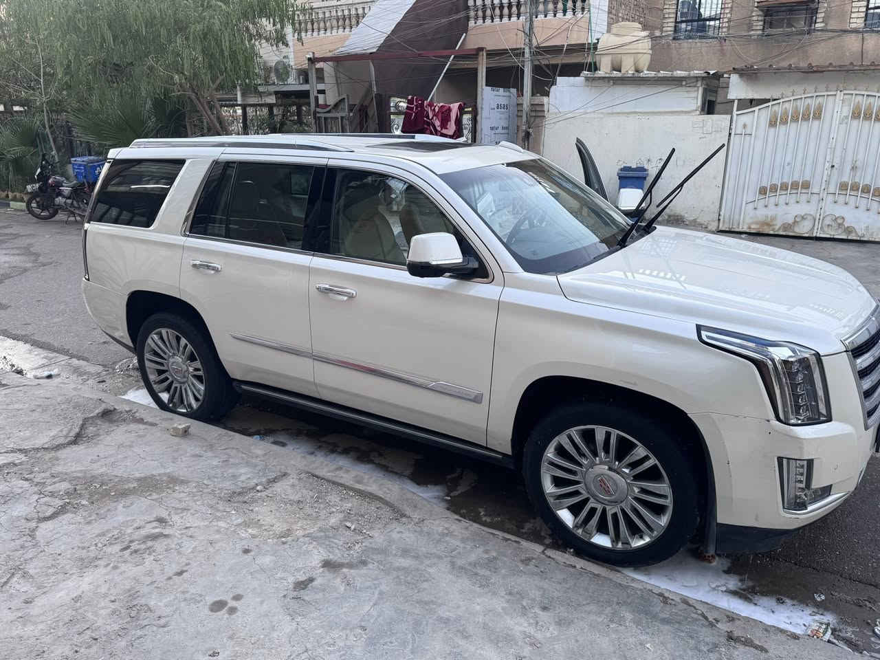 كديلاك سكاليد ٢٠١٥ خليجي بلاتينيوم فول مواصفات بانزين عادي مو محسن بيهه صبغ جاملغ خلفي وربع الجنطة بدون دواخل السيارة فول كشن كهرباء ومساج وتبريد تدفئة وجلد شاشات ٤ كامرات دوسات كهرباء داتا شو فتحة تشغيل عن بعد جنطة كهرباء ستيرن كهرباء وتدفئة رادار جانبي وامامي خلفي توقف ذاتي وبعد مواصفات هواي هزة وسنوية جديدة باسمي مكينة وگير كفالة بدون فتح السعر ٣٠ الف 
***********
