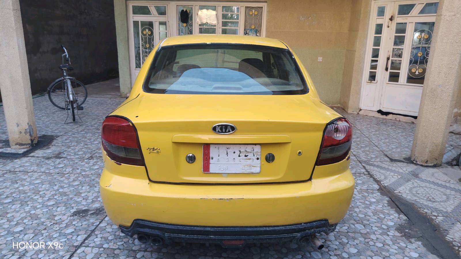 سيارة كيا موديل قديم متوفرة للبيع. السيارة بحالة جيدة، مناسبة للاستخدام الشخصي أو للسفر اليومي. الصبغ الخارجي أصفر ولكن هناك بعض العلامات على الهيكل الخارجي. السيارة نظيفة من الداخل مع مقاعد مغطاة بشكل جيد. السيارة مسجلة وجاهزة للنقل الفوري. للاستفسارات، يرجى التواصل معي.