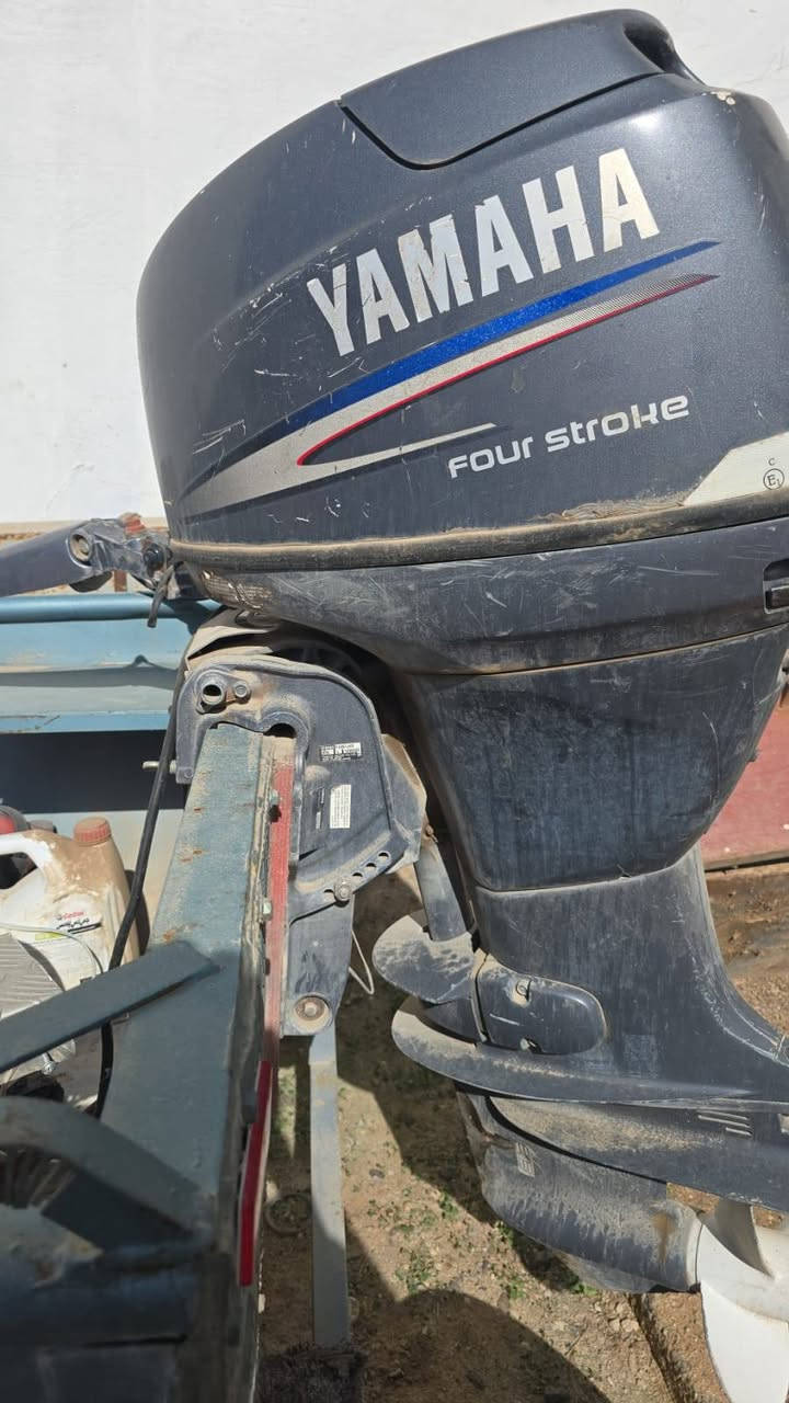 السلام عليكم
زورق جاهز 
محرك ٤٠ حصان ياماها
مامفتوح
مع طراده حديد ٥ متر
مع عربانه
السعر ٣ ملاين
رقم الموبايل 
***********
